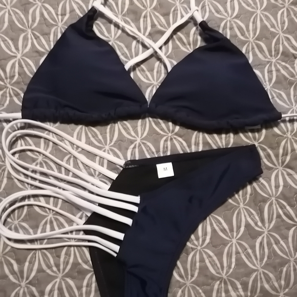 Bikini - Picture 1 of 3